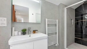 Bathroom - EXPERIENCE THE CITY LIKE A TRUE PARISIAN, JUST MOMENTS FROM THE ICONIC MADELEINE (Paris)