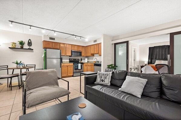 Eine moderne Wohnung mit Küche, Essbereich und Wohnzimmer.