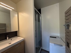 Bathroom - APARTEMENT LE TEYCHAN - Nature & Comfort Apt in Arès – 4 Guests (Arès)
