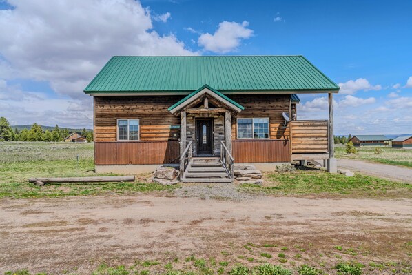 Exterior - Newly Added! Spacious 4 Bedroom Cabin • Hot Tub • Just 25min to West Yellowstone (Island Park)