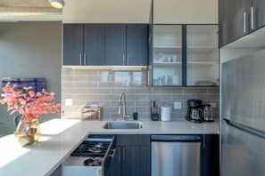 Private kitchen - Modern 2BR/2BA Corner Suite Near McCormick Place (Chicago)