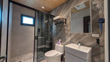 Doppia Comfort | Bagno | Asciugacapelli, asciugamani, shampoo, carta igienica