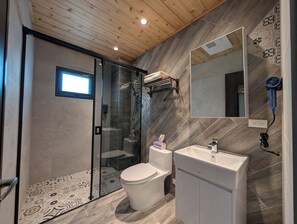 Comfort Double Room | Bathroom | Hair dryer, towels, shampoo, toilet paper - Johnson Bros Inn Taitung (Taitung)