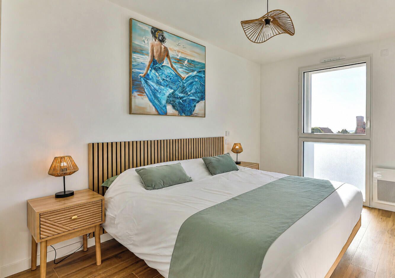 1 chambre, fer et planche à repasser
