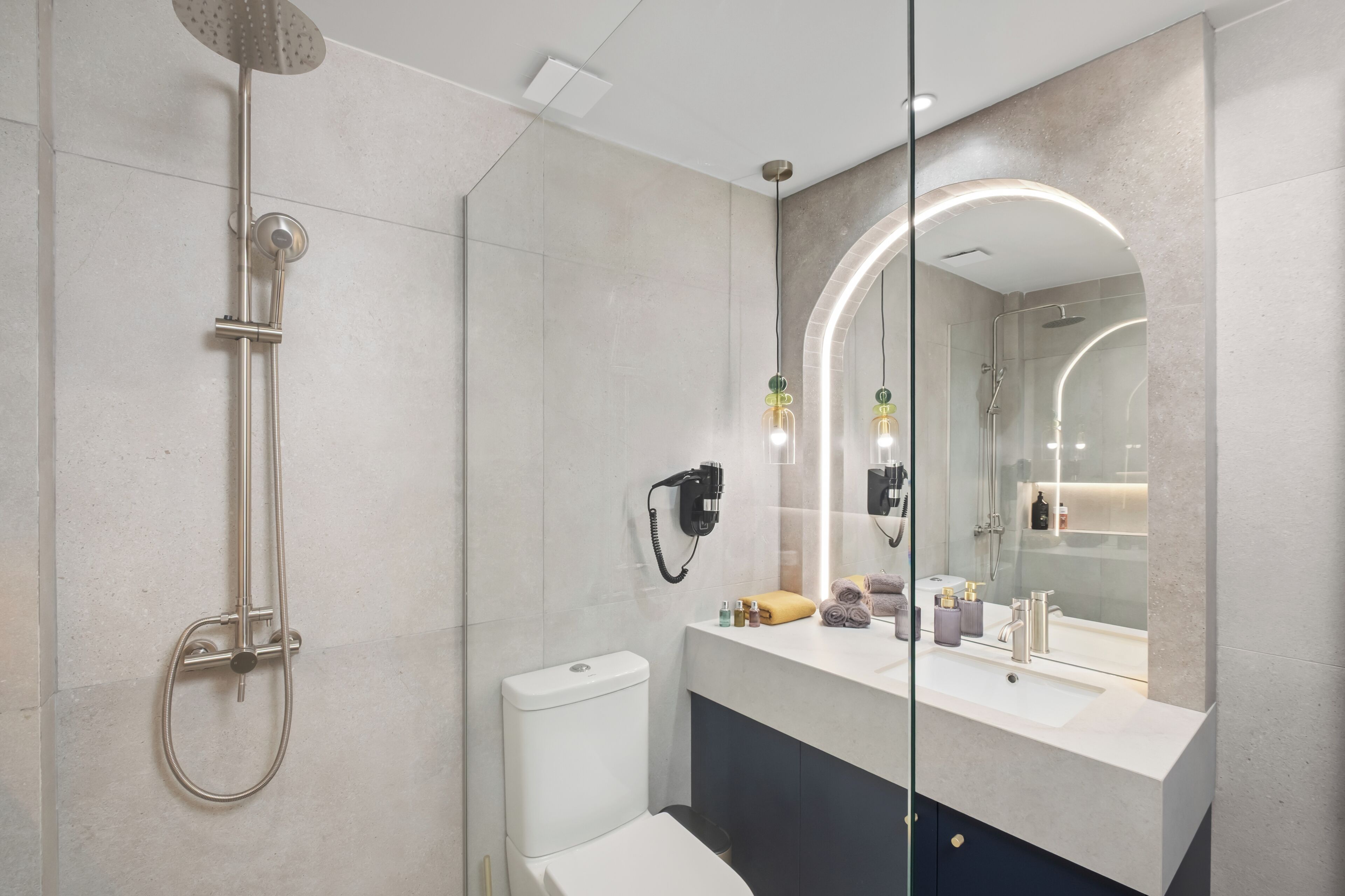 Een douche, een haardroger, handdoeken, zeep