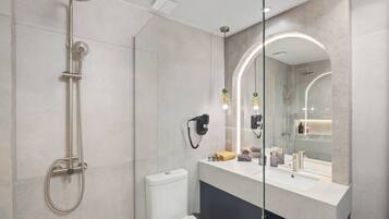 Een douche, een haardroger, handdoeken, zeep