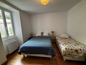 Makuuhuoneessa on kaksi sänkyä, ikkuna, patteri ja kattovalaisin.