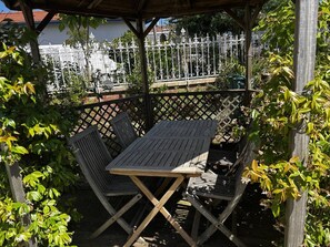 Outdoor dining - Vrbo Property (VIEUX BOUCAU LES BAINS)