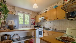 Una cucina con mobili in legno, un fornello, un lavello e una finestra.