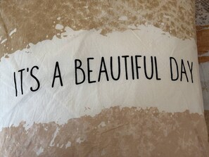 A piece of paper with the text 'IT'S A BEAUTIFUL DAY' written on it. - NEW LISTING, Domaine de KER-PAULT, between St Cast and Matignon, 3-room cottage 5 minutes from... (MATIGNON)