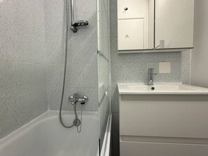 A bathroom with a bathtub, a shower, a sink, and a mirror. - NEW LISTING, Domaine de KER-PAULT, between St Cast and Matignon, 3-room cottage 5 minutes from... (MATIGNON)