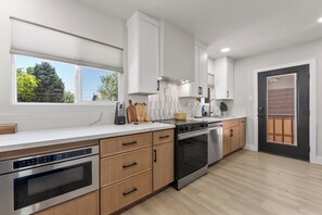 Coffee/tea maker, fridge, microwave, oven