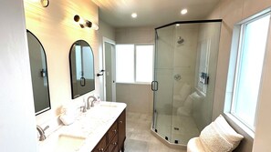 Shower, hair dryer, towels, soap - Charming House in Midtown District walking distance from restaurants (Reno)