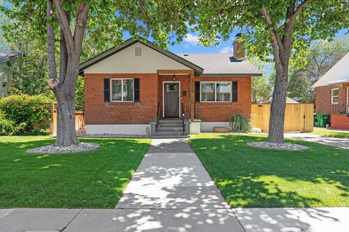 Charming House in Midtown District walking distance from restaurants
