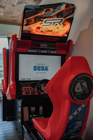 Une rangée de jeux d’arcade de course, tous arborant bien en évidence le logo Sega.