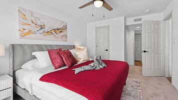 Tabla de planchar con plancha, wifi y ropa de cama