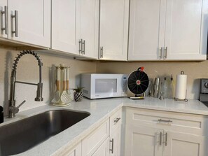 Private kitchen - Casa Hard Rock - Sleeps 14+Games+15 min to FTL (Miramar)