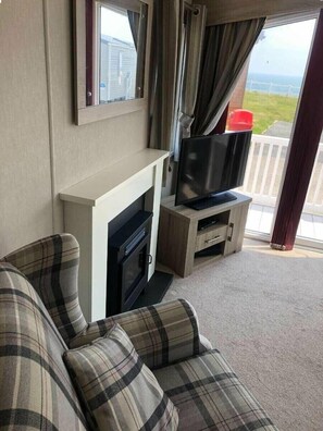 Living area - HOPTON HOLIDAY VILLAGE - SEAVIEW CARAVAN, with pool in Hopton-On-Sea (Great Yarmouth)