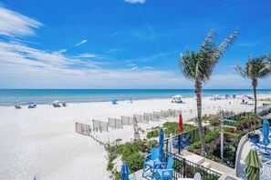 Beach - Aloha Paradise - Beachfront Condo Stunning Upgrades 3BR/2.5 BA Steps to Sand (Indian Rocks Beach)