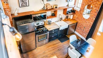 Coffee/tea maker, fridge, microwave, oven