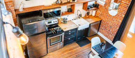 Coffee/tea maker, fridge, microwave, oven