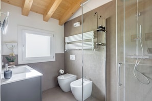 Ein modernes Badezimmer mit Dusche, Toilette und Waschbecken.