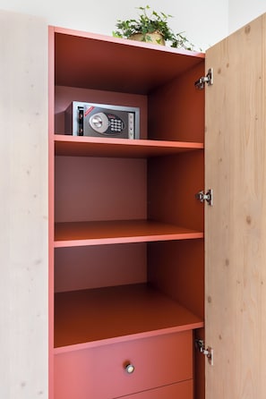 Ein Holzkabinent mit integriertem Radio und einer kleinen Pflanze obenauf.
