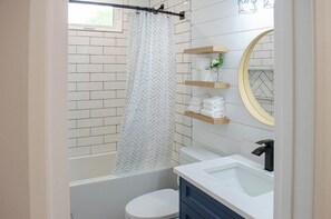Towels - Nature's Playground - Three Bedroom Cottage, Sleeps 6 (Gravenhurst)