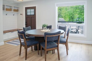 Dining - Nature's Playground - Three Bedroom Cottage, Sleeps 6 (Gravenhurst)
