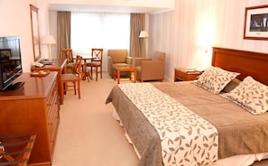 Executive Double Room, Garden View | In-room safe, blackout curtains, iron/ironing board, free WiFi - Howard Johnson by Wyndham Rio Ceballos (Río Ceballos)