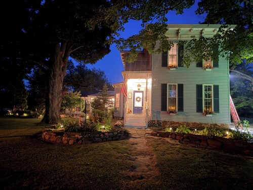 Charming 1870 Farmhouse Near Beach & Fishing
