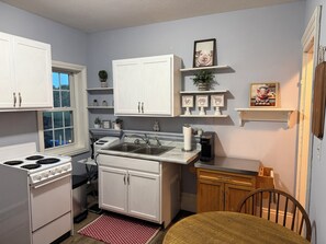 Private kitchen - Charming 1870 Farmhouse Near Beach & Fishing (Conneaut)