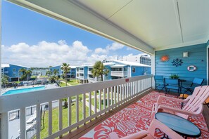 Outdoor dining - Charming Spacious Condo w/Private Balcony in Gulf Shores, Pool & Hot Tub (Gulf Shores)