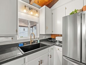 Fridge, microwave, oven, stovetop - Bass Lake-Walk to The Pines-Fire Pits-BBQ (Bass Lake)