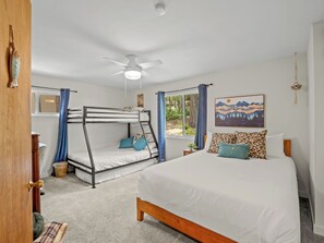 Desk, iron/ironing board, free WiFi, bed sheets - Bass Lake-Walk to The Pines-Fire Pits-BBQ (Bass Lake)