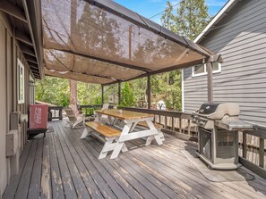 Outdoor dining - Bass Lake-Walk to The Pines-Fire Pits-BBQ (Bass Lake)