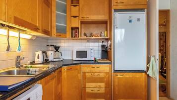 Fridge, microwave, dishwasher, cookware/dishes/utensils