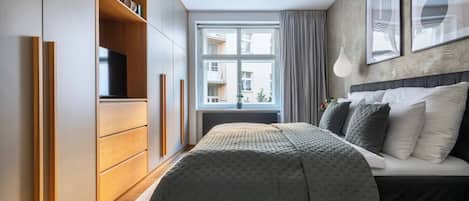 1 dormitorio, caja fuerte, tabla de planchar con plancha y cuna de viaje