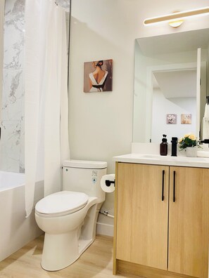 Hair dryer, towels, soap, shampoo - *BRAND NEW*Downtown*Rogers Place*Cozy Guest Suite (Edmonton)