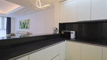 Family Suite, Non Smoking, City View | Private kitchen