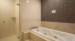 Suite Familiale, non-fumeurs, vue ville | Salle de bain