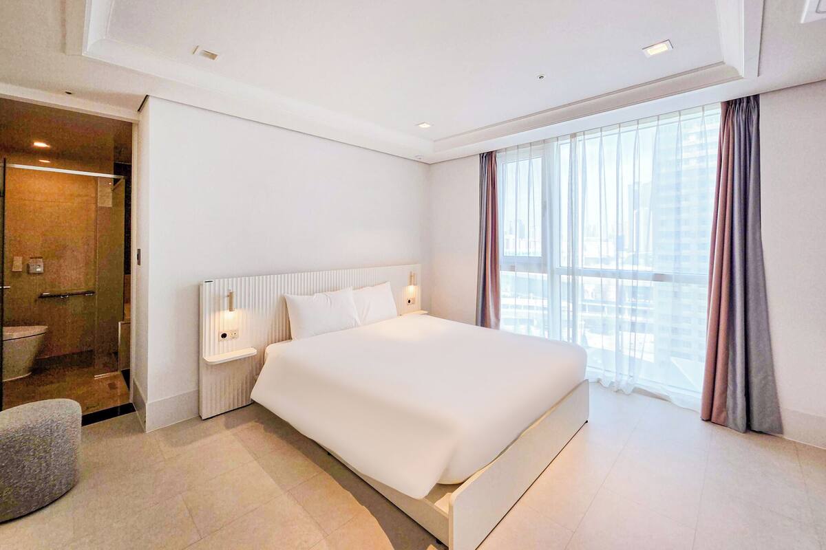 WiFi (free), bed sheets