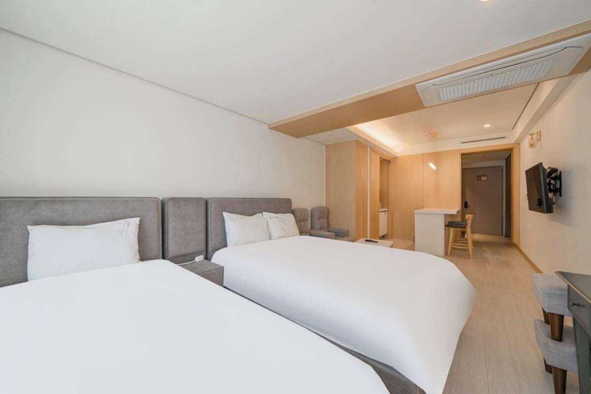 Habitación superior con 1 cama doble o 2 individuales | Wifi gratis y ropa de cama