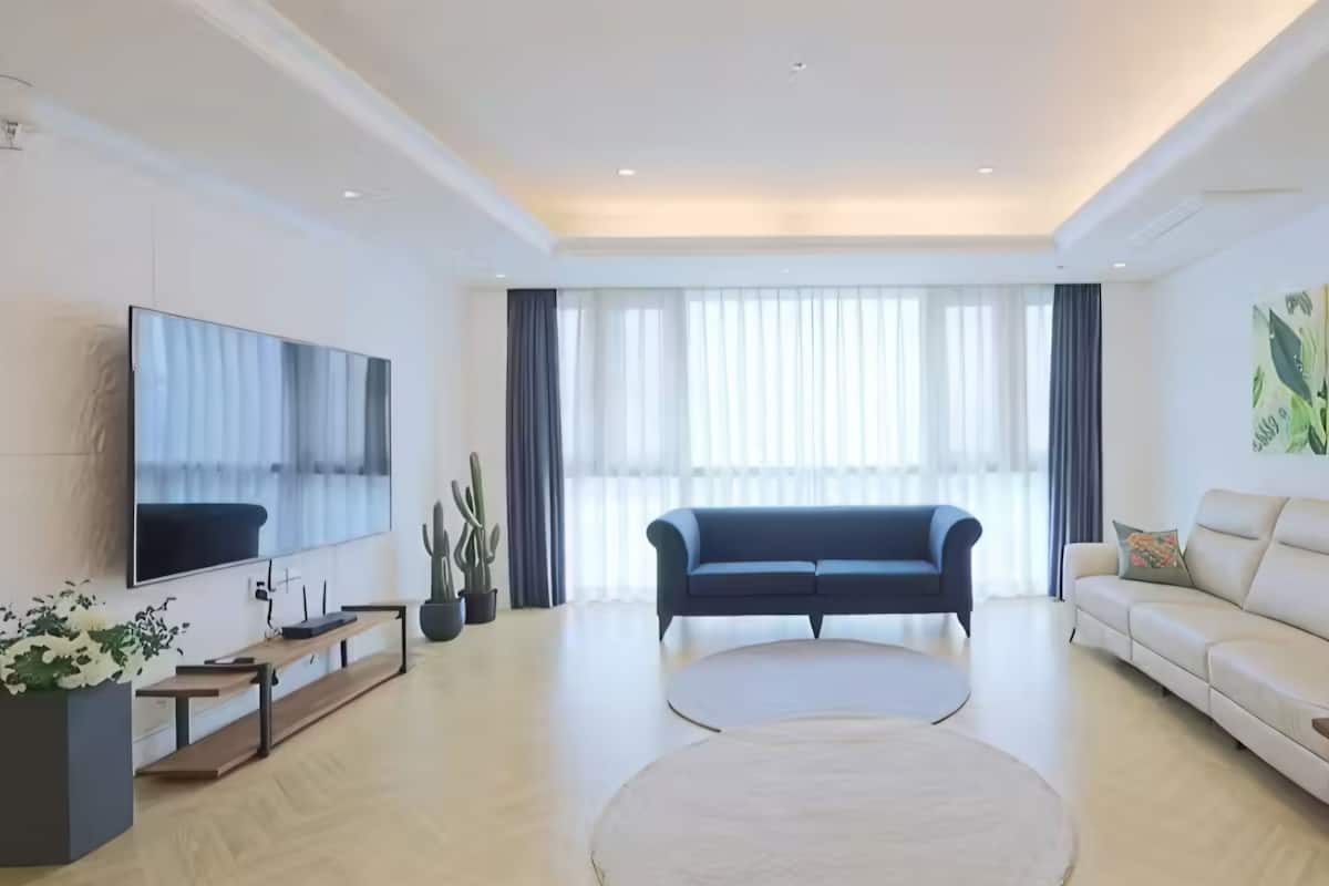 Family Suite, Non Smoking, City View | Living area | 50-cm TV with cable channels, pay movies