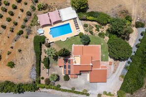 An aerial view of a property with a swimming pool, a large house with a red roof, and surrounding greenery. - Villa Ursa | 6 bedrooms | Jacuzzi | Benagil (Carvoeiro)