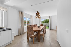 A modern kitchen with white cabinets, a black countertop, and a built-in sink. - Villa Ursa | 6 bedrooms | Jacuzzi | Benagil (Carvoeiro)