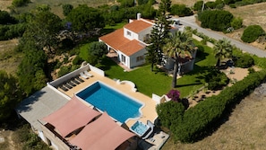 An aerial view of a house with a swimming pool, a tennis court, and a well-maintained garden. - Villa Ursa | 6 bedrooms | Jacuzzi | Benagil (Carvoeiro)