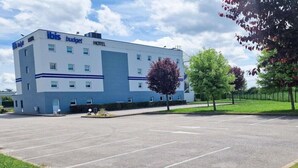 A modern hotel with a flat roof, multiple windows, and a parking lot. - Ibis Budget Dijon Saint Apollinaire (Saint-Apollinaire)