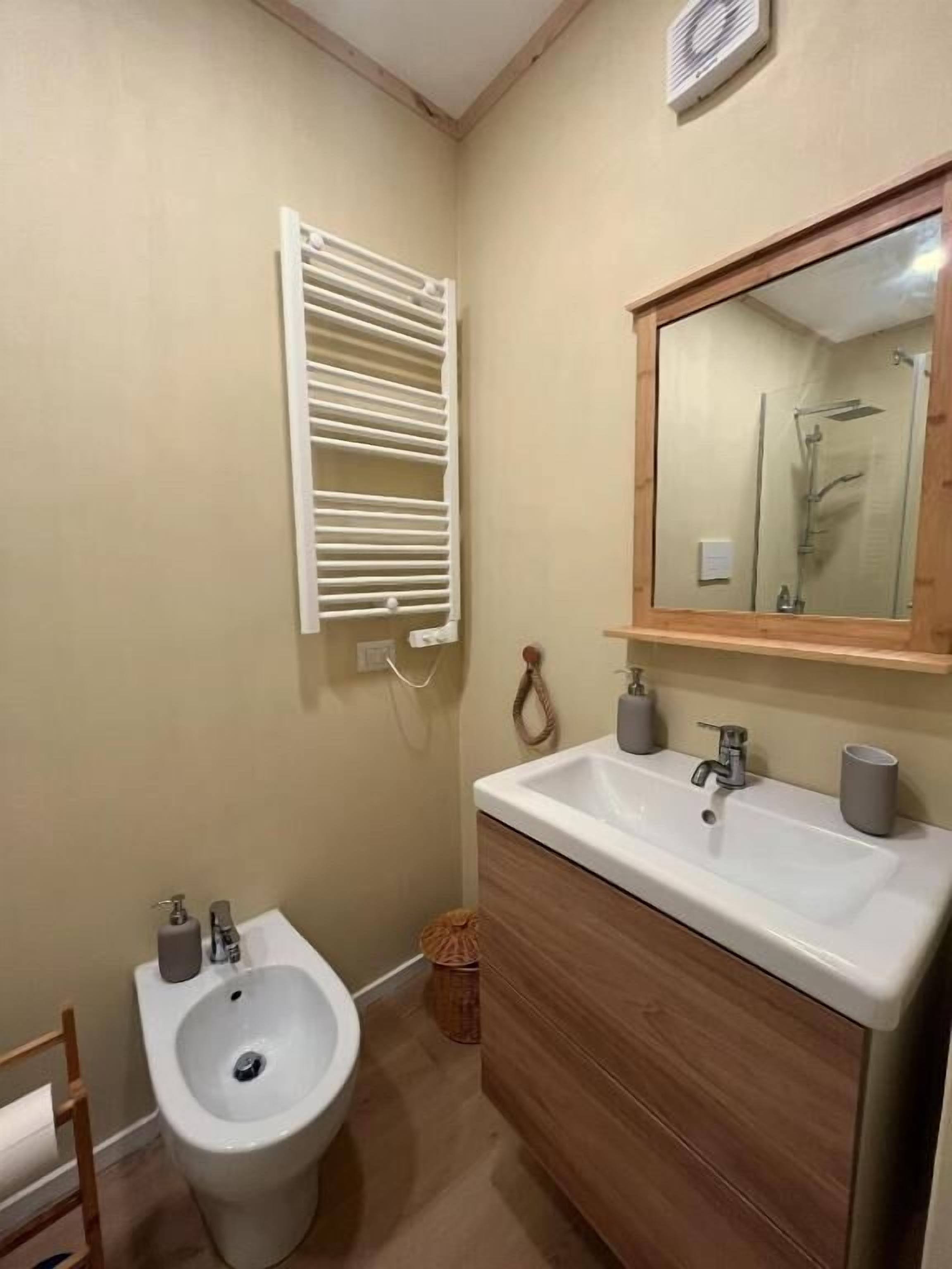 Camera doppia, vista città | Bagno | Doccia, set di cortesia gratuito, asciugacapelli, asciugamani