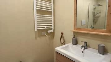 Kamar Double, pemandangan kota | Kamar mandi | Shower, perlengkapan mandi gratis, pengering rambut, dan handuk